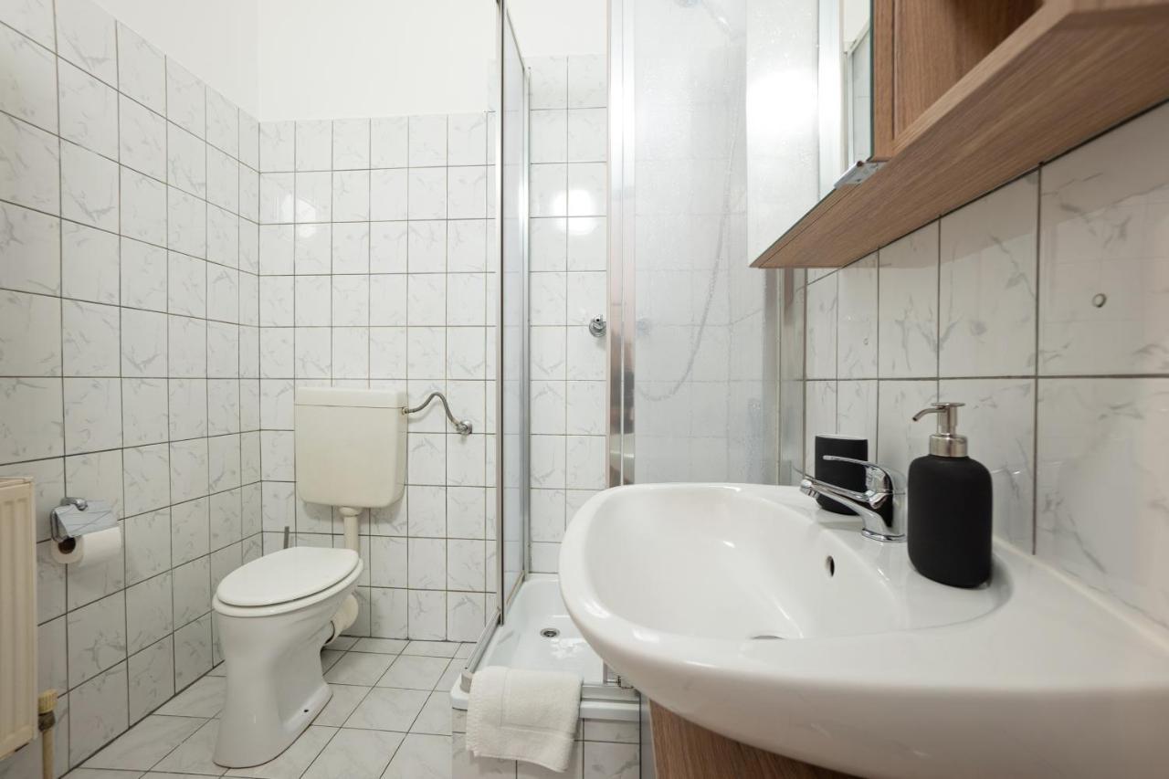 Lovely 1-Bedroom Apartment Next To Praterstern ウィーン エクステリア 写真